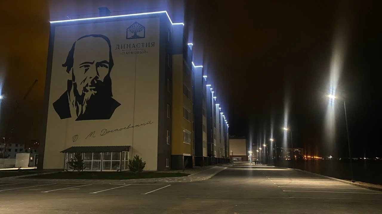 Подсветка по периметру крыши жилого комплекса