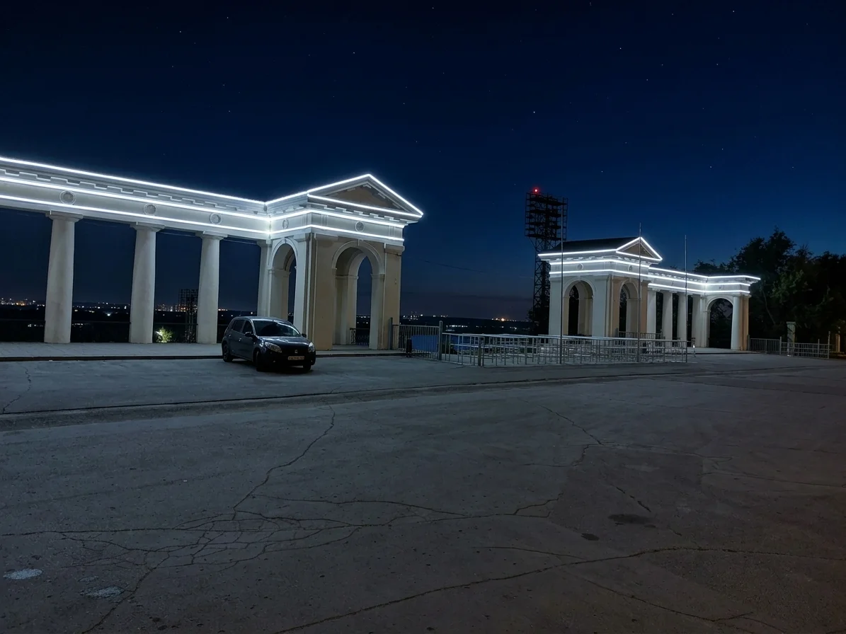 Архитектурная линейная подсветка пропилеев